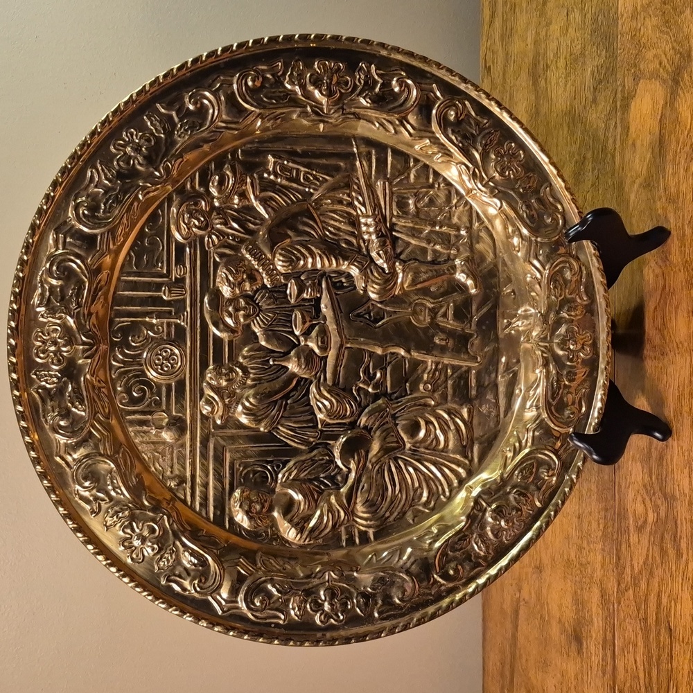 VINTAGE Brass Tone English Pub Tavern Scene Decorative Charger Plate Wall Decor